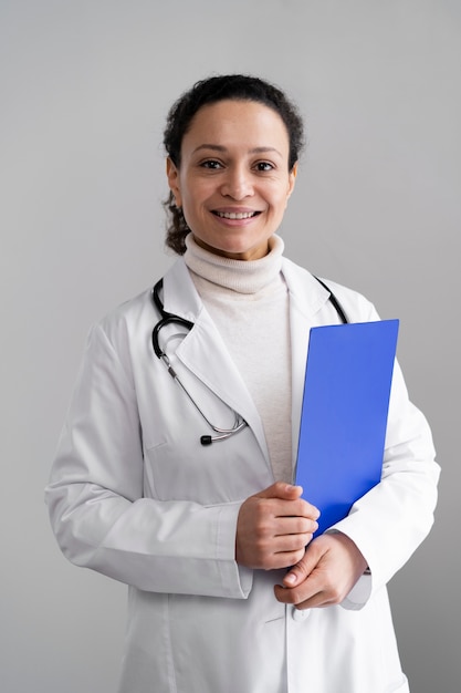 Free photo doctor preparing for consult