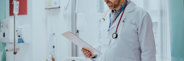 Free photo doctor reading a coronavirus patient medical chart