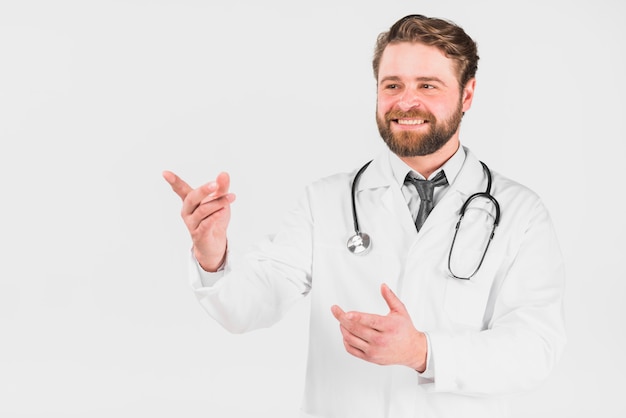 Free photo doctor smiling and pointing out