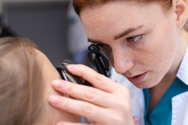 Free photo doctor testing patient eyesight