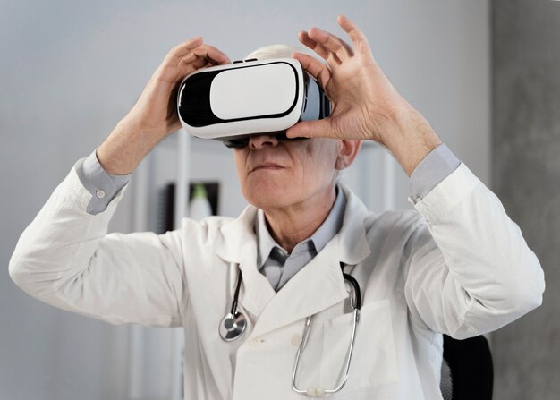 Free photo doctor wearing virtual reality goggles