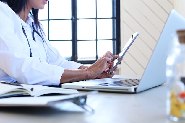 Free photo doctor wearing white robe and stethoscope