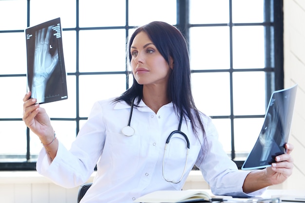 Free photo doctor wearing white robe and stethoscope