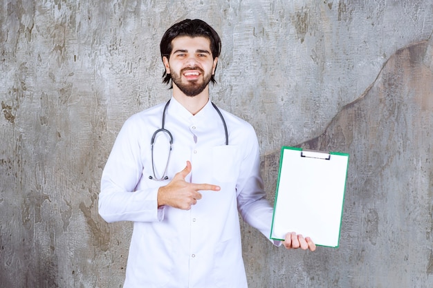 Free Photo doctor with a stethoscope presenting the history of a patient