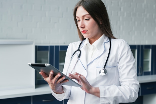 Free photo doctor with a stethoscope and a tablet