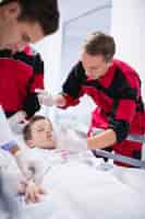 Free photo doctors adjusting oxygen mask while rushing the patient in emergency room