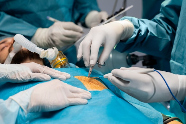 Free Photo doctors doing a surgical procedure on a patient