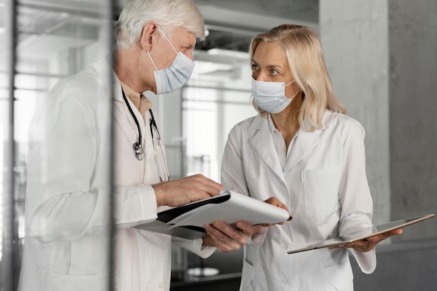 Free photo doctors with medical masks talking