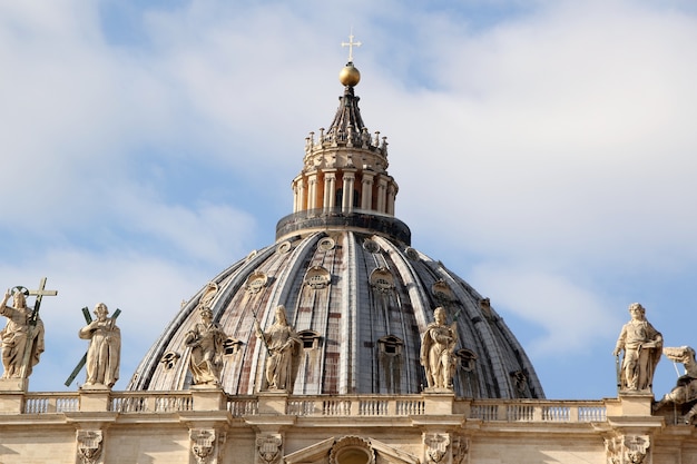 Free photo dome of the famous st. peter's basilica in vatican city