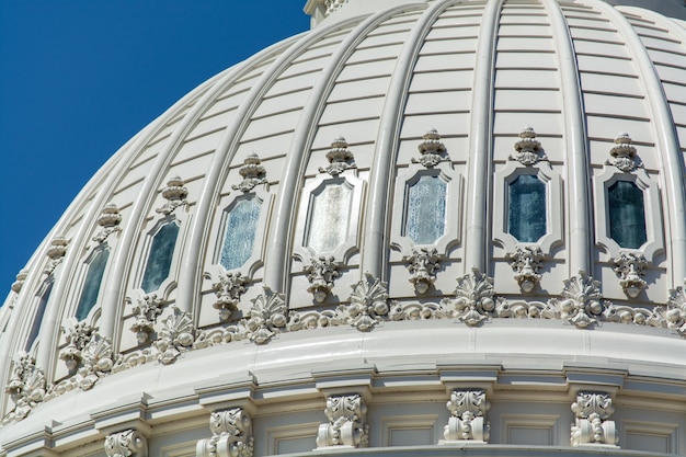 Free photo dome of the united states capitol under the sunlight and a blue sky in washington dc