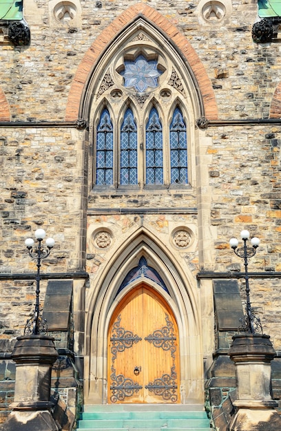 Free photo door of historical building in ottawa