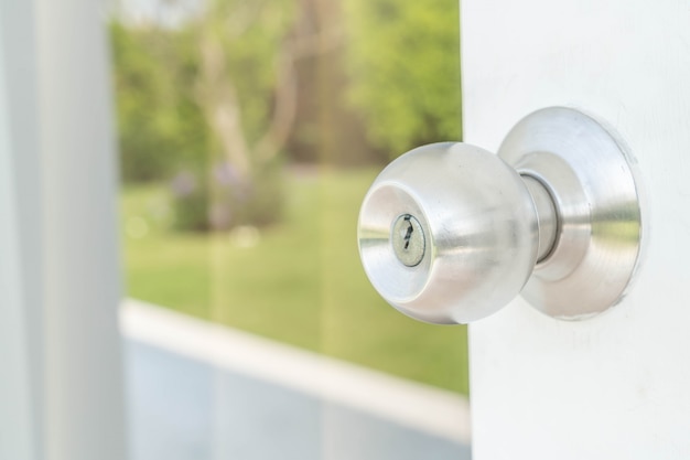 Free photo door knobs or aluminum door