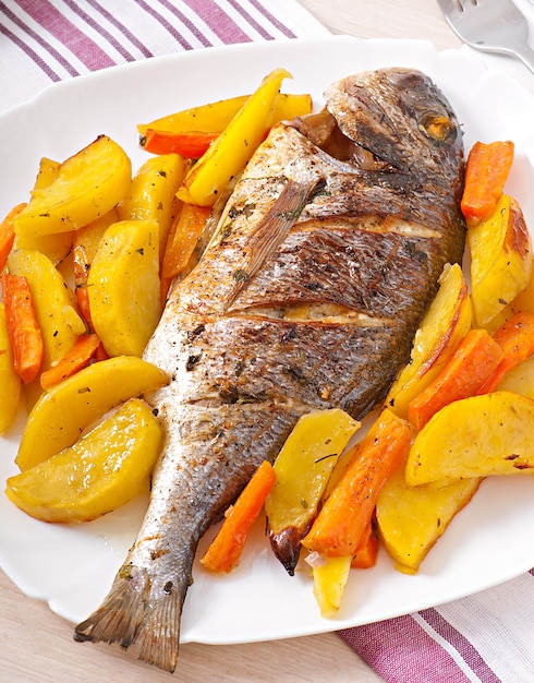 Dorada baked with potatoes