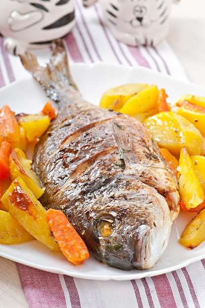 Dorada baked with potatoes