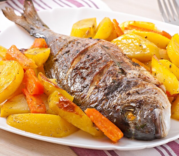 Dorada baked with potatoes