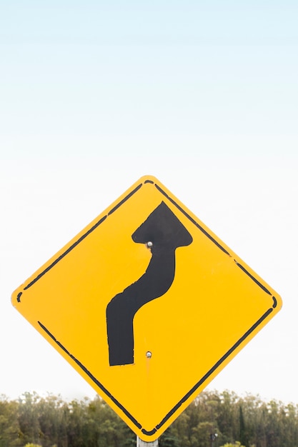 Free photo double bend road arrow sign outdoors