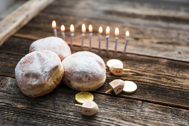 Free Photo doughnuts and hanukkah symbols near candles