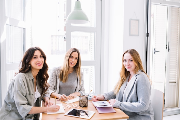 Free photo drawing women looking at camera