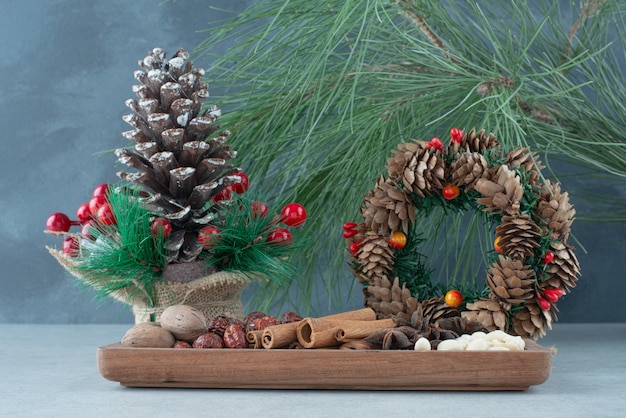 Free photo dried healthy fruits with christmas wreath from pinecones. high quality photo