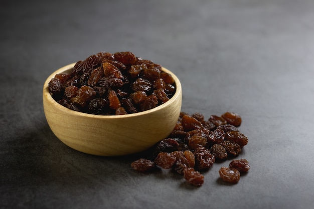 Free photo dried raisins in bowl on table