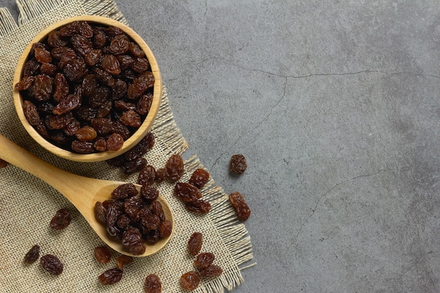 Free photo dried raisins in bowl on table