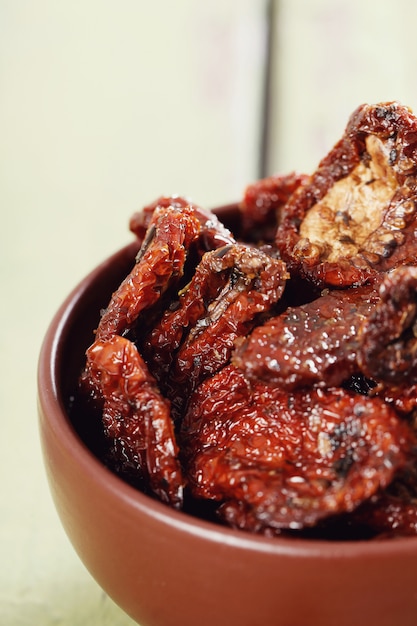 Free photo dried tomatoes on bowl