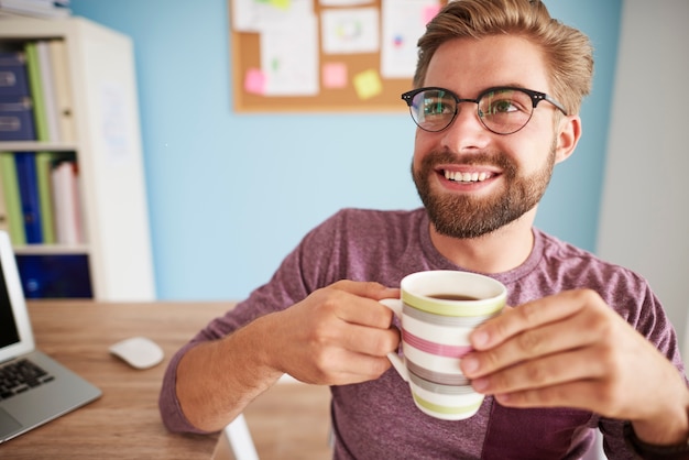 Free photo drinking coffee and talking with someone