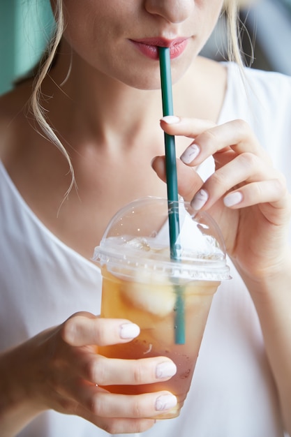 Free photo drinking iced tea