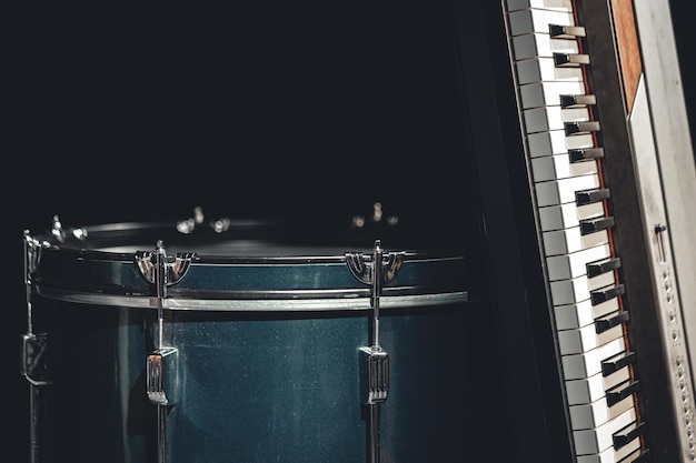 Free Photo drum and musical keys on a black background close up