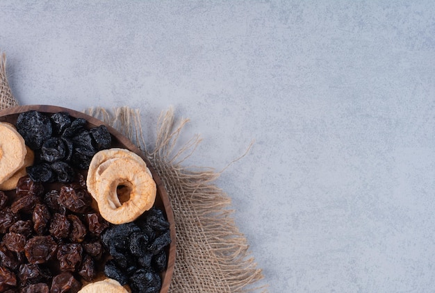 Free photo dry apple slices with dary dry cherry and plums.