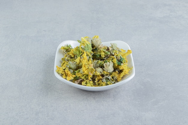 Dry chrysanthemum flowers in white bowl