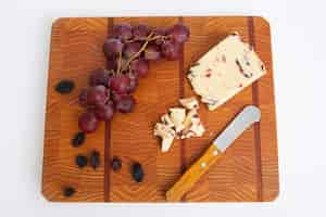 Free photo dry and fresh grapes, cheese and knife