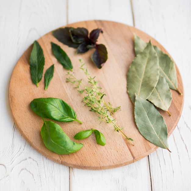 Free photo dry leaves on round wooden tray