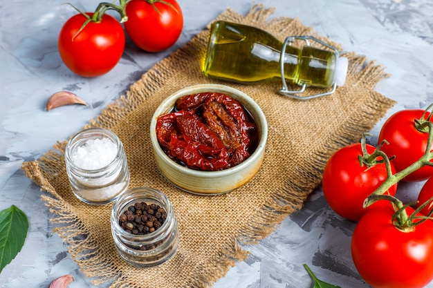 Free photo dry tomatoes with olive oil.