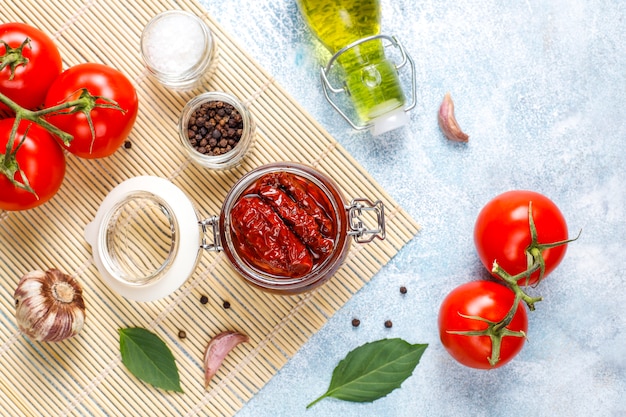 Free photo dry tomatoes with olive oil.