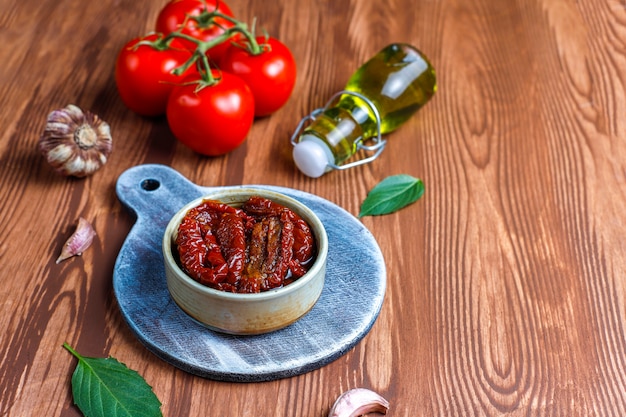 Free photo dry tomatoes with olive oil.