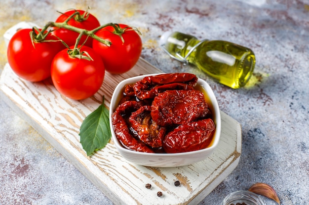 Free photo dry tomatoes with olive oil.