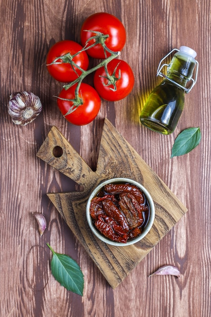 Free photo dry tomatoes with olive oil.