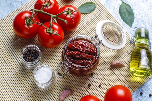 Free photo dry tomatoes with olive oil.