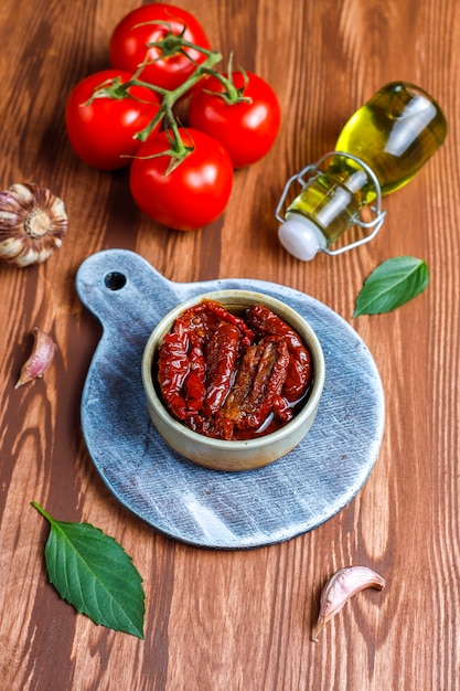 Free photo dry tomatoes with olive oil.