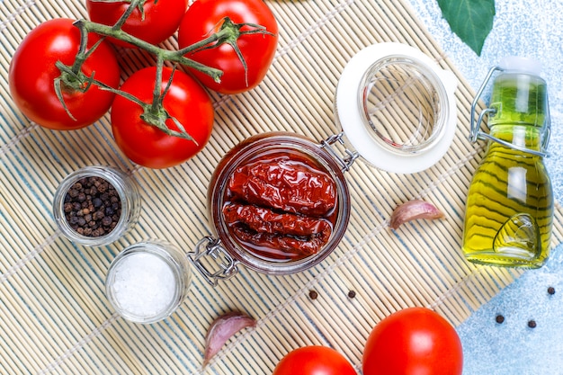 Free photo dry tomatoes with olive oil.