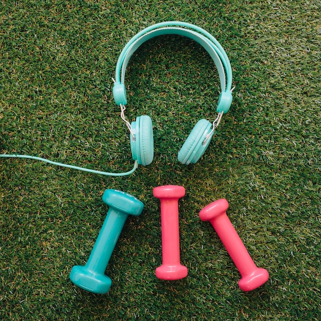 Free photo dumbbells and headphones