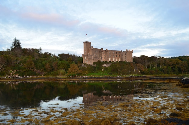 Free photo dunvegan castle reflected in loch dunvegan.