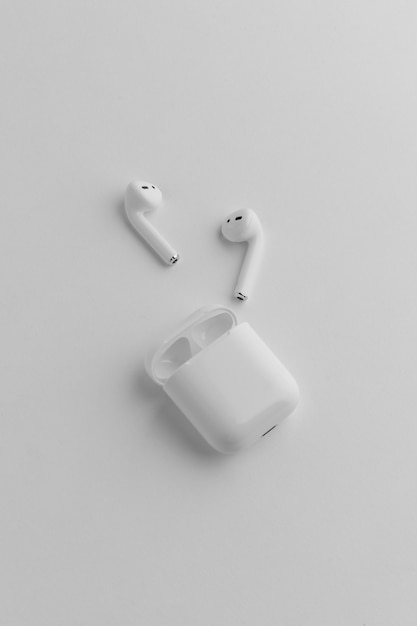 Free photo earphones with minimalist monochrome background