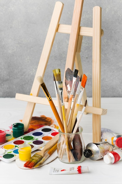 Free Photo easel and watercolour paint