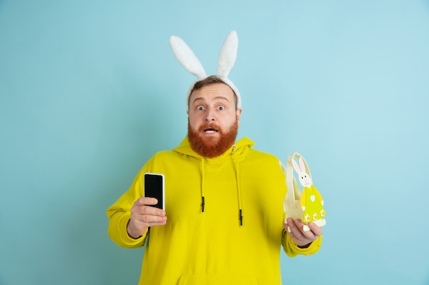 Free photo easter bunny man with bright emotions on blue