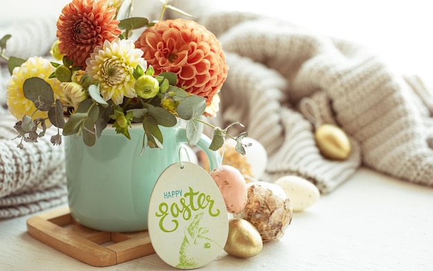 Free photo easter composition with a bouquet of flowers and eggs on a blurred background