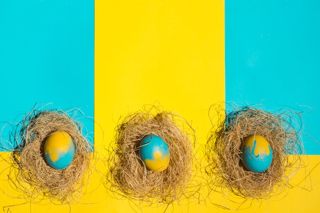 Free photo easter eggs in nests on table