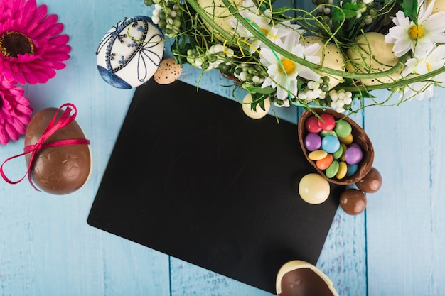 Free photo easter symbols near black paper