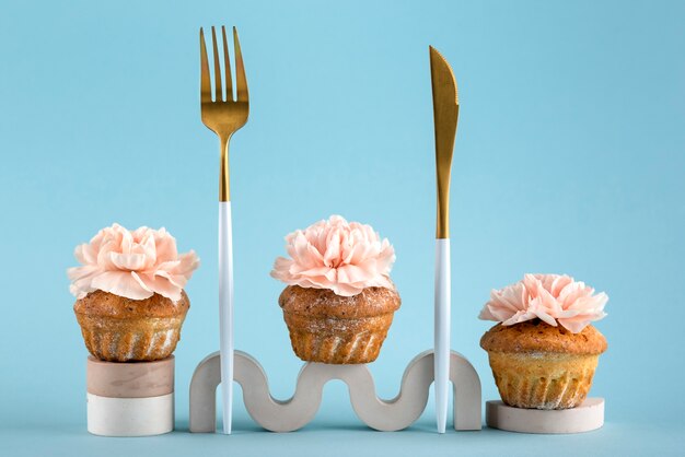 Free photo eco cupcakes and cutlery with blue background